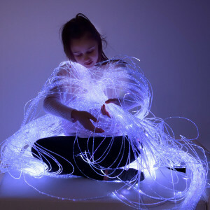 Sensorische Glasfaserstränge - 200 Holografische Stränge, 200 cm für Visuelle Stimulation | Inklusive Projektor für Autismus und Geistige Behinderungen | Perfekt für Sensorische Räume