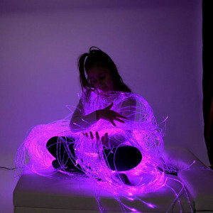 Sensorische Glasfaserstränge - 200 Holografische Stränge, 300 cm für Visuelle Stimulation | Inklusive Projektor für Autismus und Geistige Behinderungen | Perfekt für Sensorische Räume