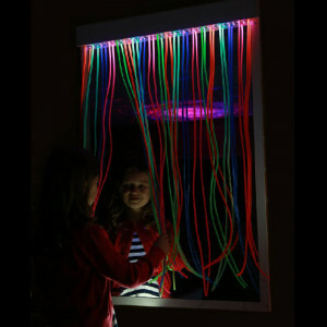 UV Spiegel mit Strängen – 100 x 91 cm mit UV-Lichtstreifen für sensorische Stimulation